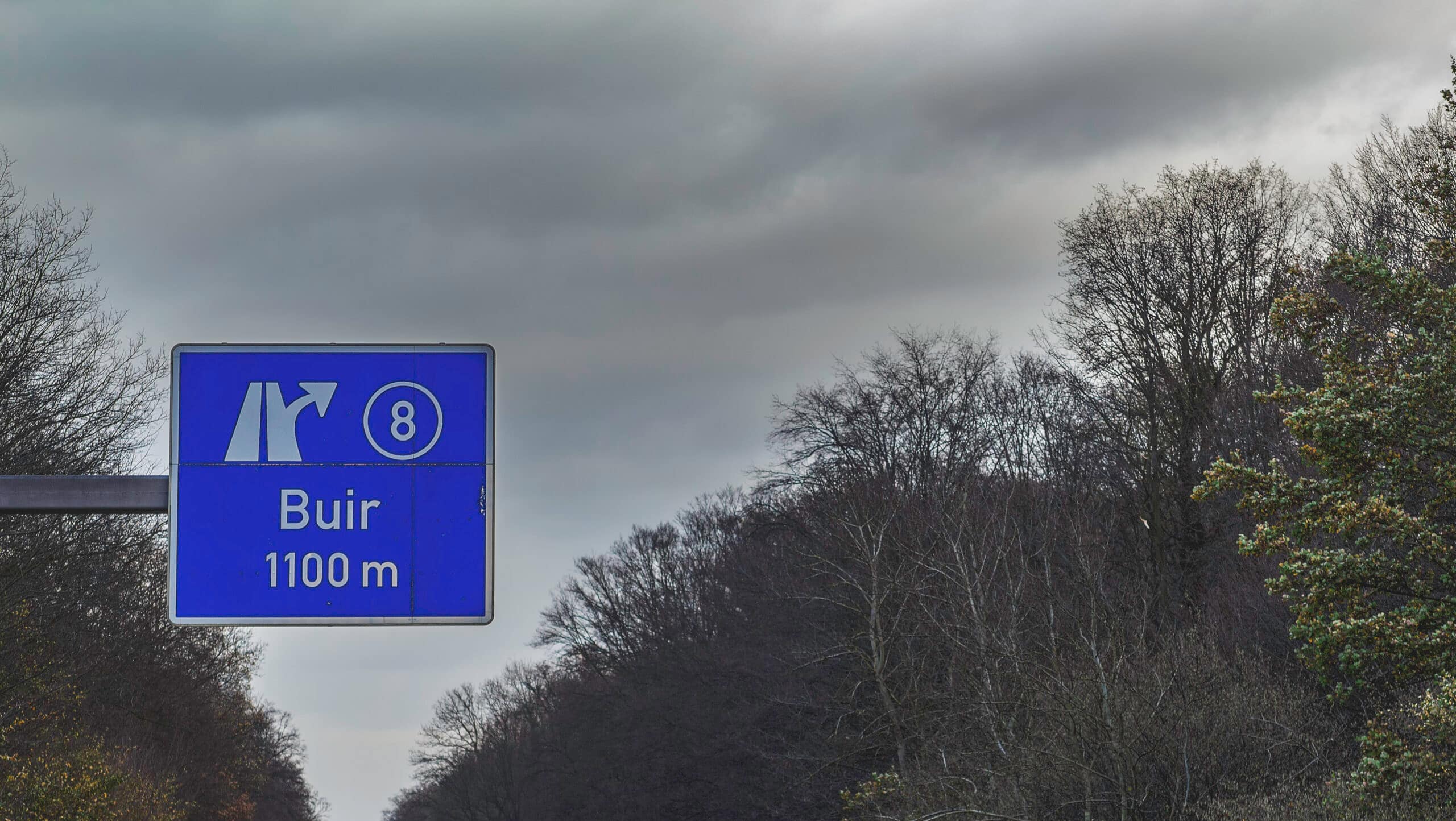 Autobahnschild "Buir" auf ehemaliger A4 im Hambacher Forst.