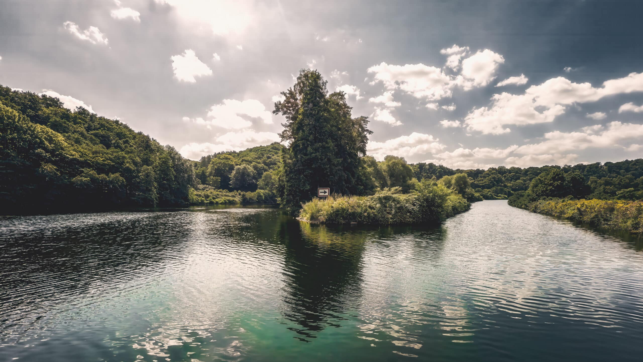 Malerische Ruhrlandschaft in Witten mit Burgruine und Insel.