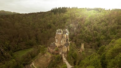 Märchenhafte Burg Eltz, idyllisch gelegen in den Wäldern der Eifel.