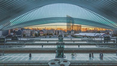 Moderner Bahnhof Lüttich-Guillemins, Blick auf die Stadt.
