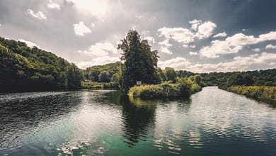 Malerische Ruhrlandschaft in Witten mit Burgruine und Insel.