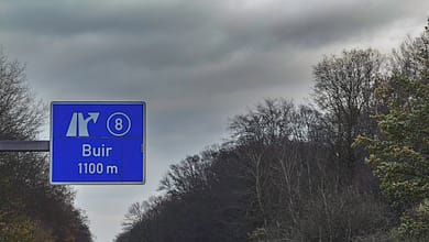 Autobahnschild "Buir" auf ehemaliger A4 im Hambacher Forst.